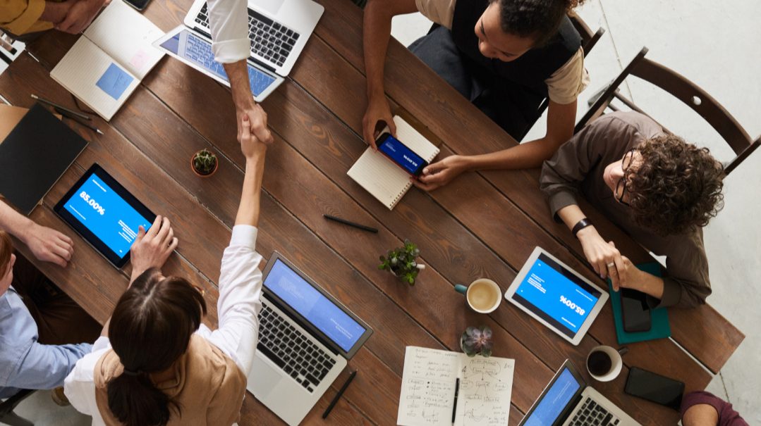 Equipo trabajando en reunión estratégica